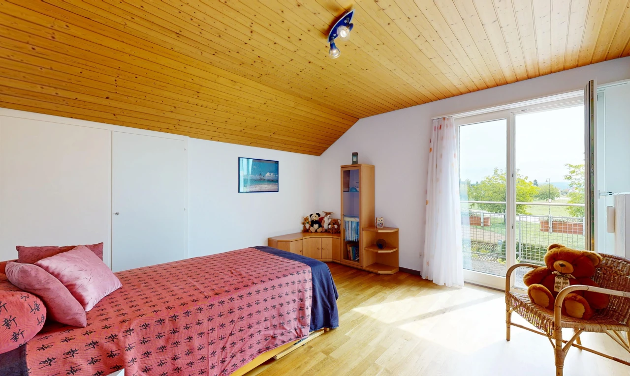 chambre avec éclairage sur rail, plafond voûté, vaulted ceiling, accès à l'extérieur, et plafond en bois