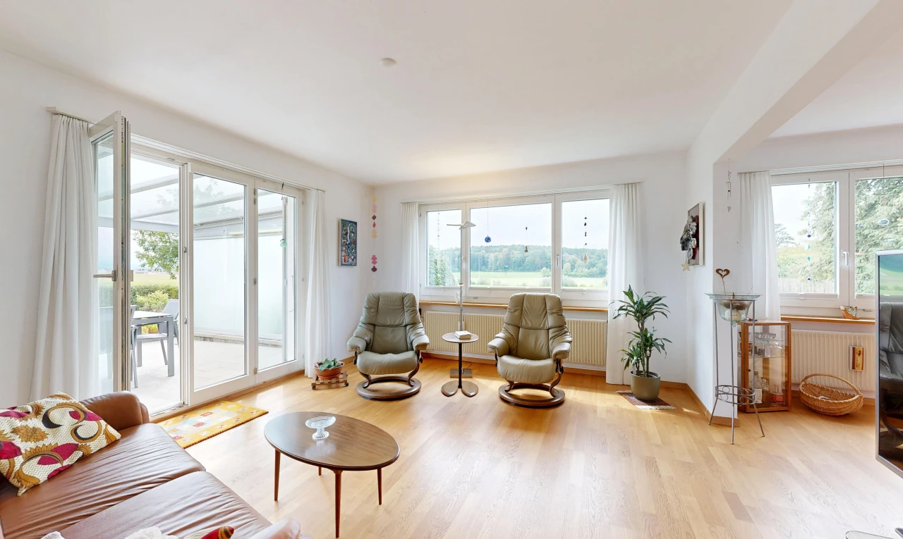 salon avec radiateur, drywall, cloison sèche, wood finish floor, et sol en finition bois