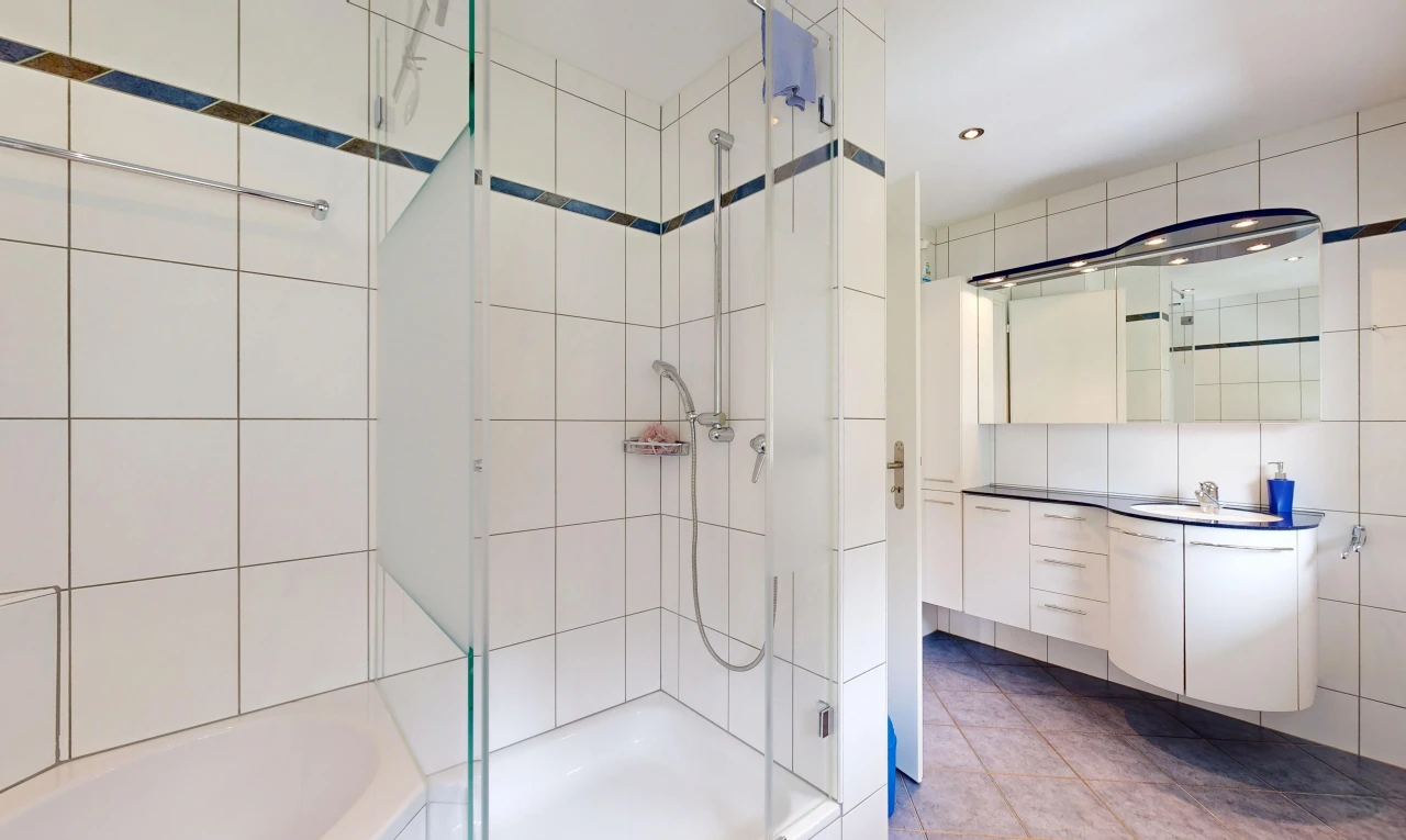 salle de bains avec salle de bain complète, lavabo (ou coiffeuse selon le contexte), douche, bain, et tile floor