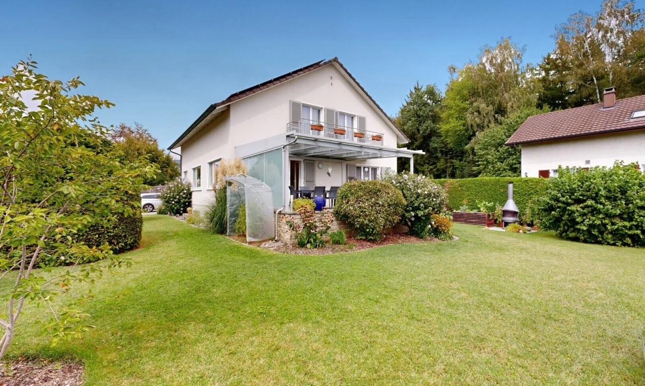 façade avec property visible, pelouse, balcon, day time, et from property