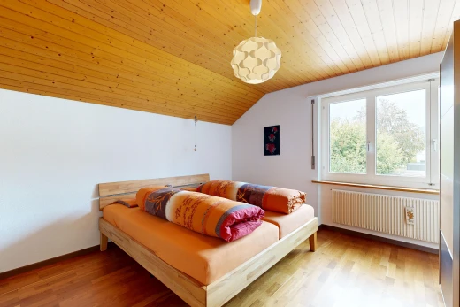 chambre avec radiateur, wood ceiling, plafond en bois, vaulted ceiling, et plafond voûté