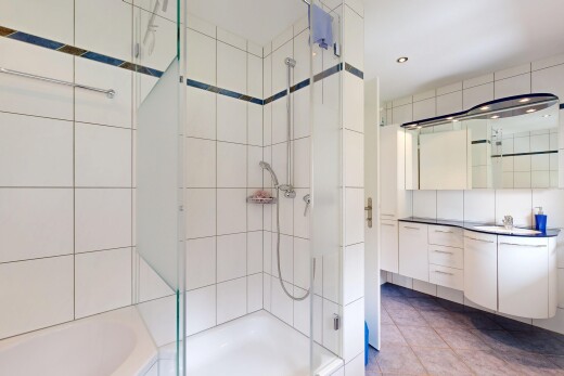 salle de bains avec salle de bain complète, lavabo (ou coiffeuse selon le contexte), douche, bain, et tile floor