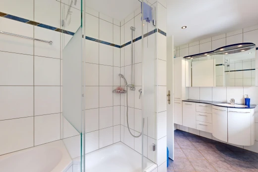 salle de bains avec salle de bain complète, lavabo (ou coiffeuse selon le contexte), douche, bain, et tile floor