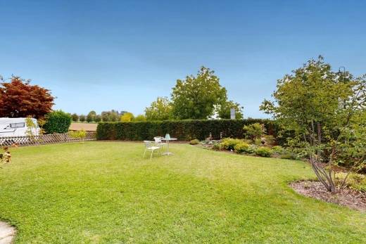 jardin avec pelouse, clôture, from property, et day time