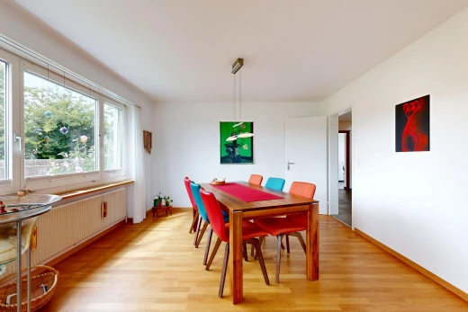 salle à manger avec cloison sèche, drywall, sol en finition bois, wood finish floor, et plinthes murales