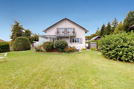 façade avec property visible, pelouse, day time, from property, et balcon