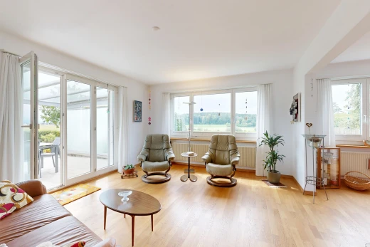 salon avec radiateur, drywall, cloison sèche, wood finish floor, et sol en finition bois