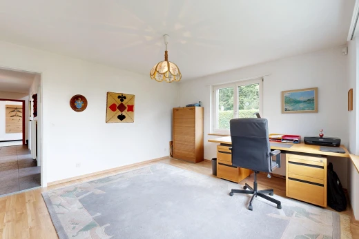 bureau avec drywall, cloison sèche, inside property, wood finish floor, et sol en finition bois