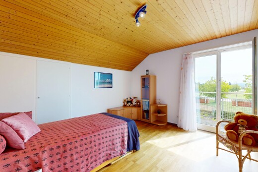 chambre avec éclairage sur rail, plafond voûté, vaulted ceiling, accès à l'extérieur, et plafond en bois