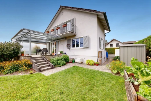 façade avec property visible, pelouse, from property, toit en tuiles, et balcon