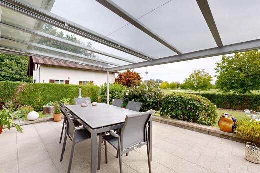 terrasse avec coin repas extérieur, overcast, terrasse, et from property
