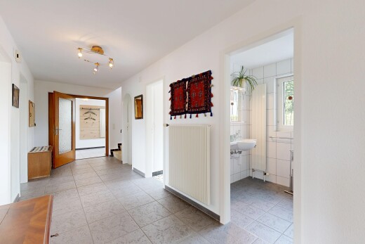 couloir avec radiateur, light floor, cloison sèche, drywall, et inside property