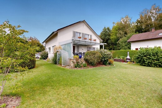façade avec property visible, pelouse, balcon, day time, et from property