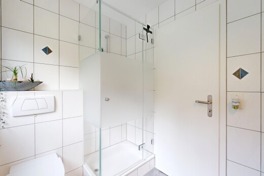 salle de bains avec douche, salle de bain complète, tile wall, mur en carrelage, et inside property