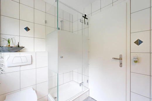 salle de bains avec douche, salle de bain complète, tile wall, mur en carrelage, et inside property