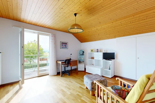 salon avec vaulted ceiling, plafond voûté, espace bureau, wood ceiling, et plafond en bois