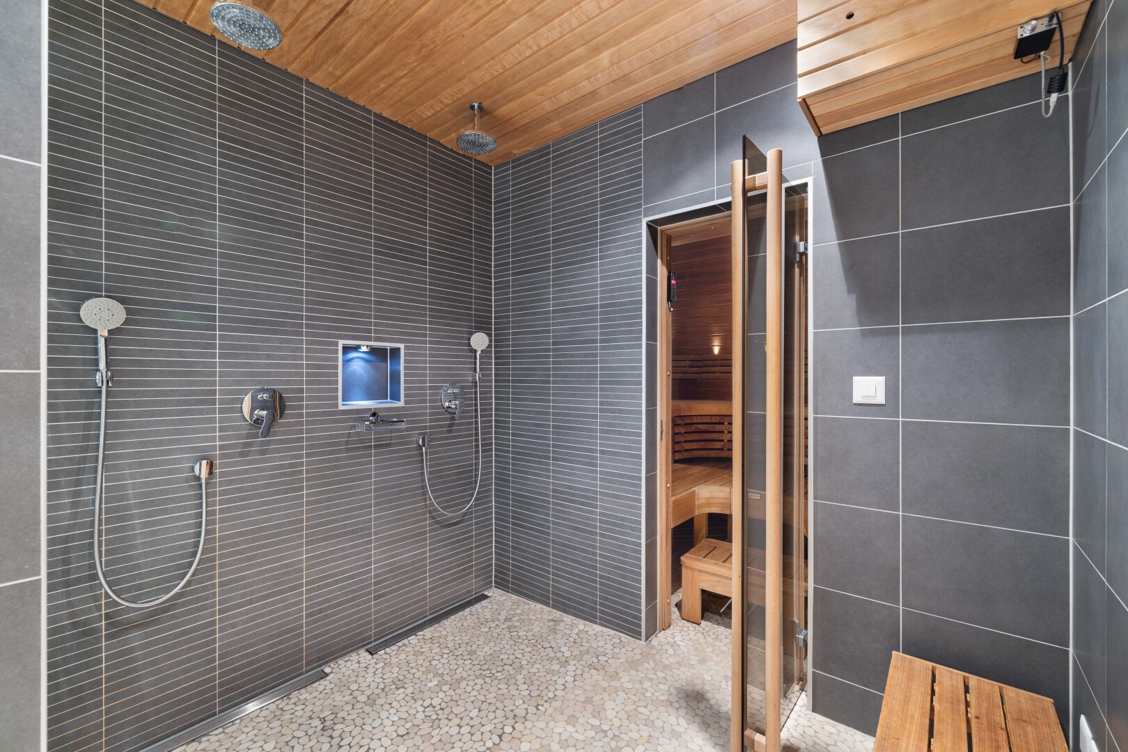 salle de bains avec station de lavage pour chiens, tile wall, salle de bain complète, wood ceiling, et douche