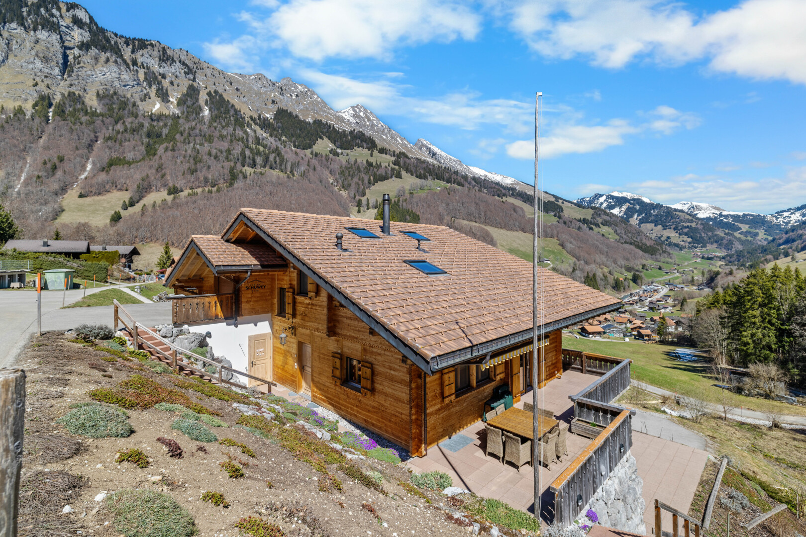 façade avec vue sur la montagne, mountain view, terrasse, drone view, et day time