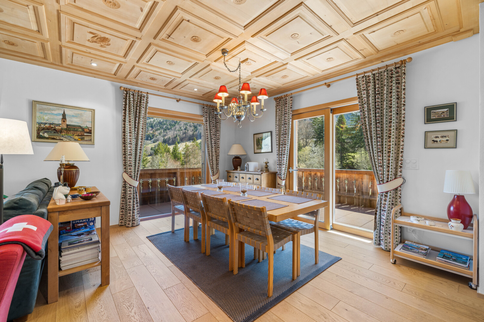 salle à manger avec wood finish floor, sol en finition bois, drywall, cloison sèche, et lustre remarquable