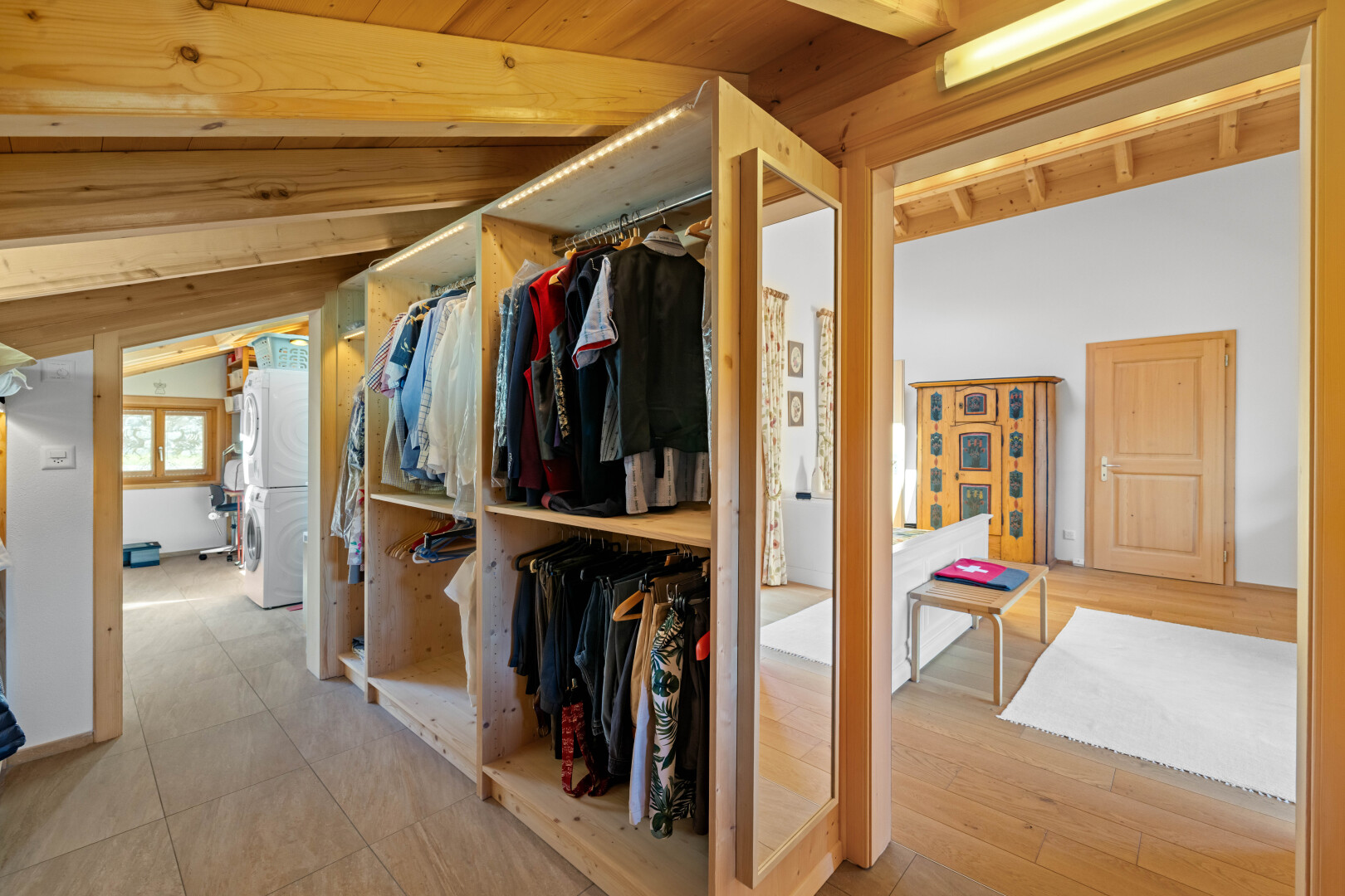 dressing avec lave-linge et sèche-linge superposés, light floor, vaulted ceiling, et plafond voûté
