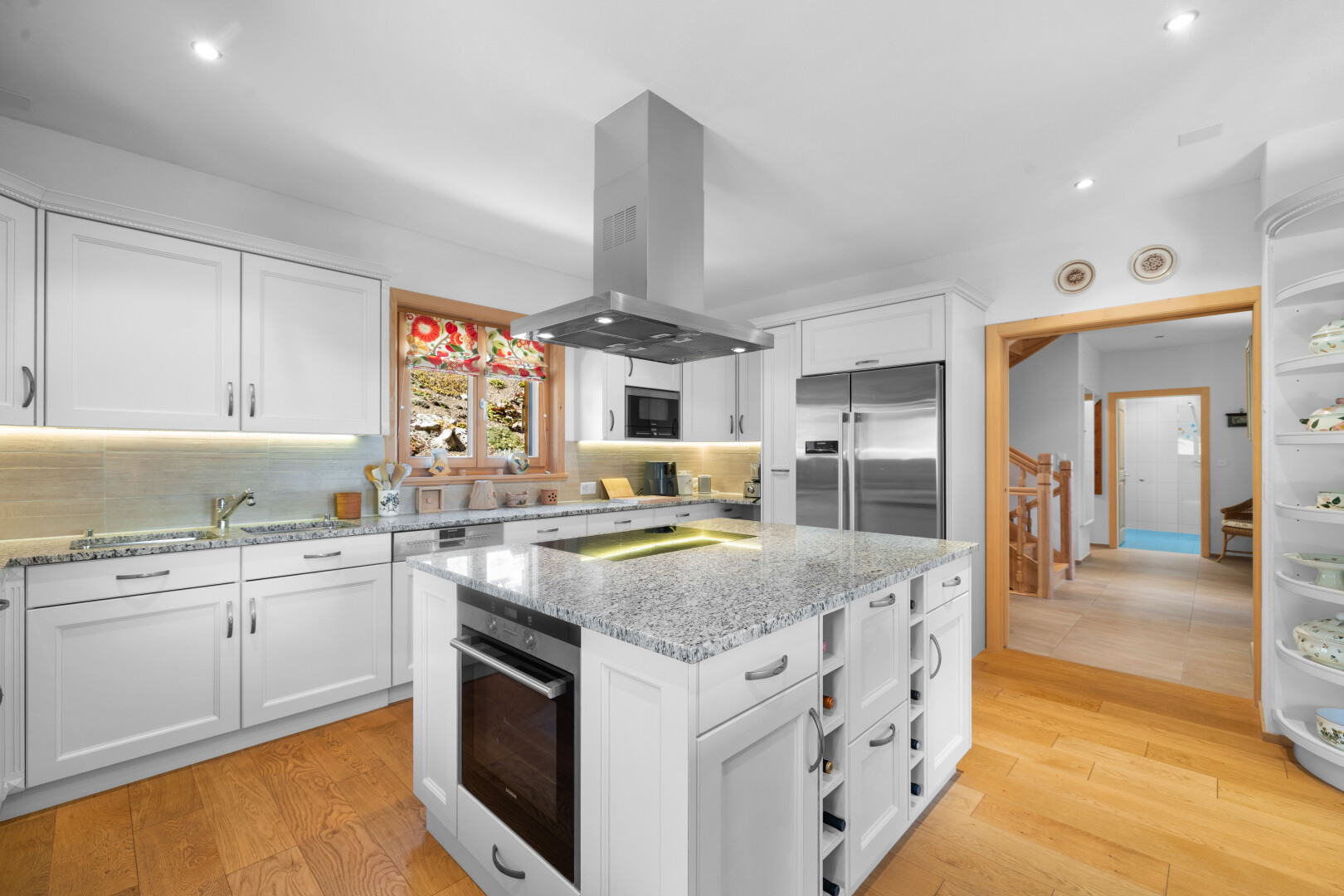 cuisine avec white cabinets, armoires blanches, light countertops, light floor, et stone countertops
