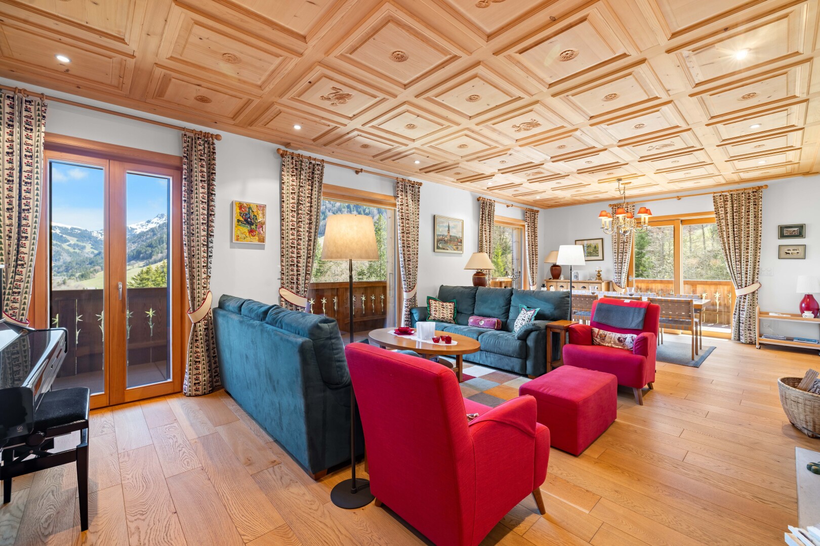 salon avec cloison sèche, drywall, sol en finition bois, wood finish floor, et inside property