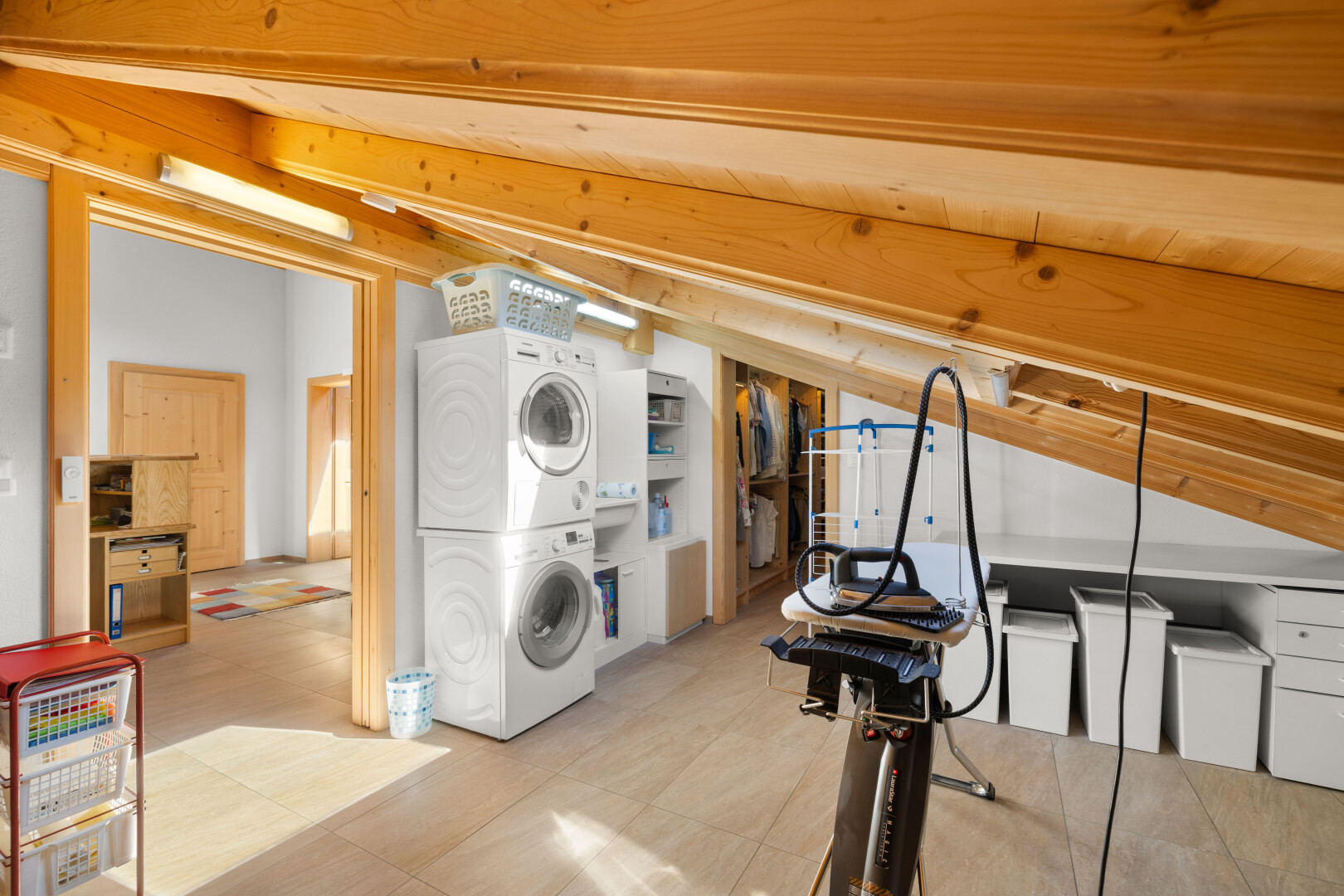 buanderie avec buanderie, lave-linge et sèche-linge superposés, inside property, cloison sèche, et drywall