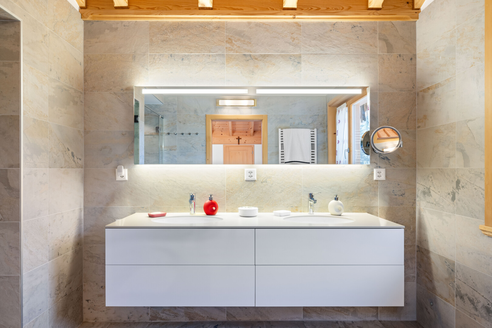 salle de bains avec double vasque, salle de bain complète, inside property, chauffe-serviettes, et évier