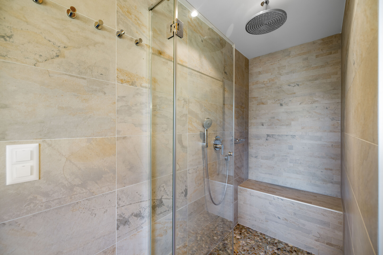 salle de bains avec douche, salle de bain complète, et inside property