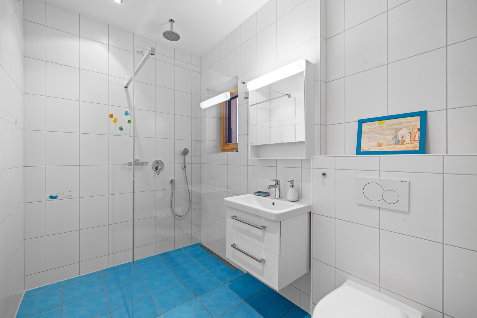 salle de bains avec mur en carrelage, tile wall, lavabo (ou coiffeuse selon le contexte), salle de bain complète, et miroir