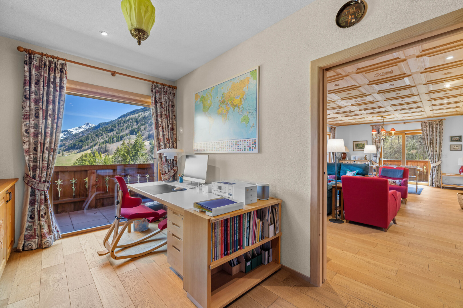 bureau avec inside property, wood finish floor, sol en finition bois, light floor, et recessed lighting