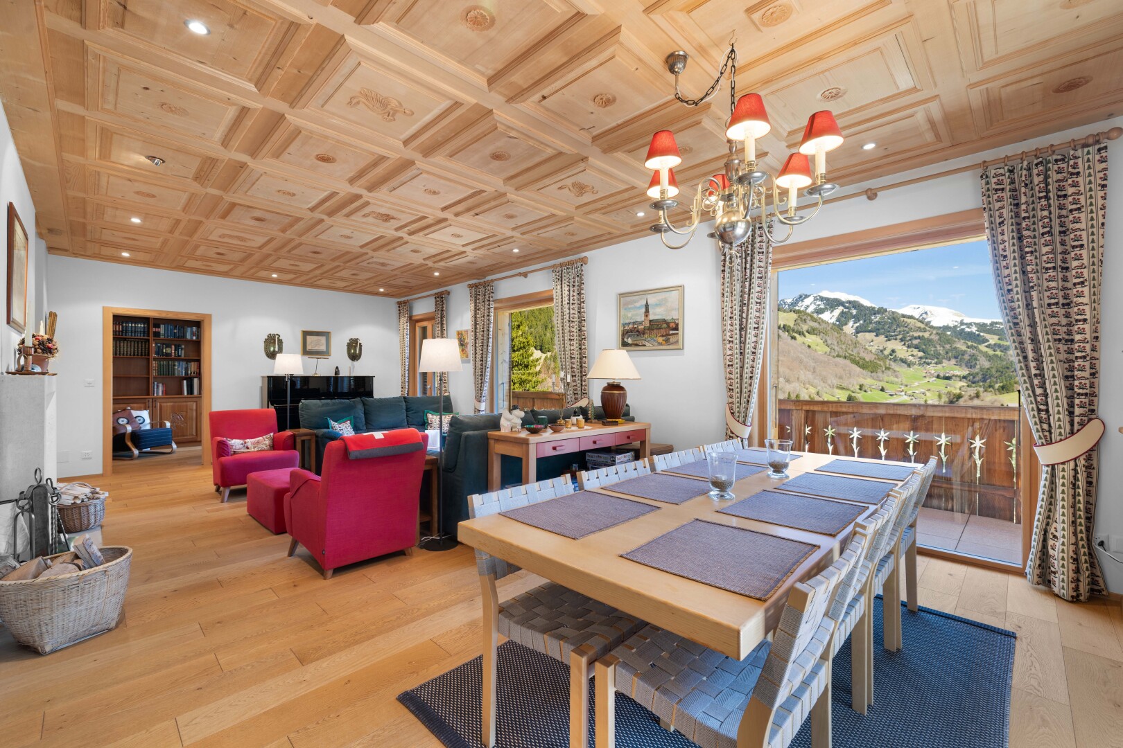 salon / salle à manger avec day time, wood finish floor, sol en finition bois, inside property, et natural light