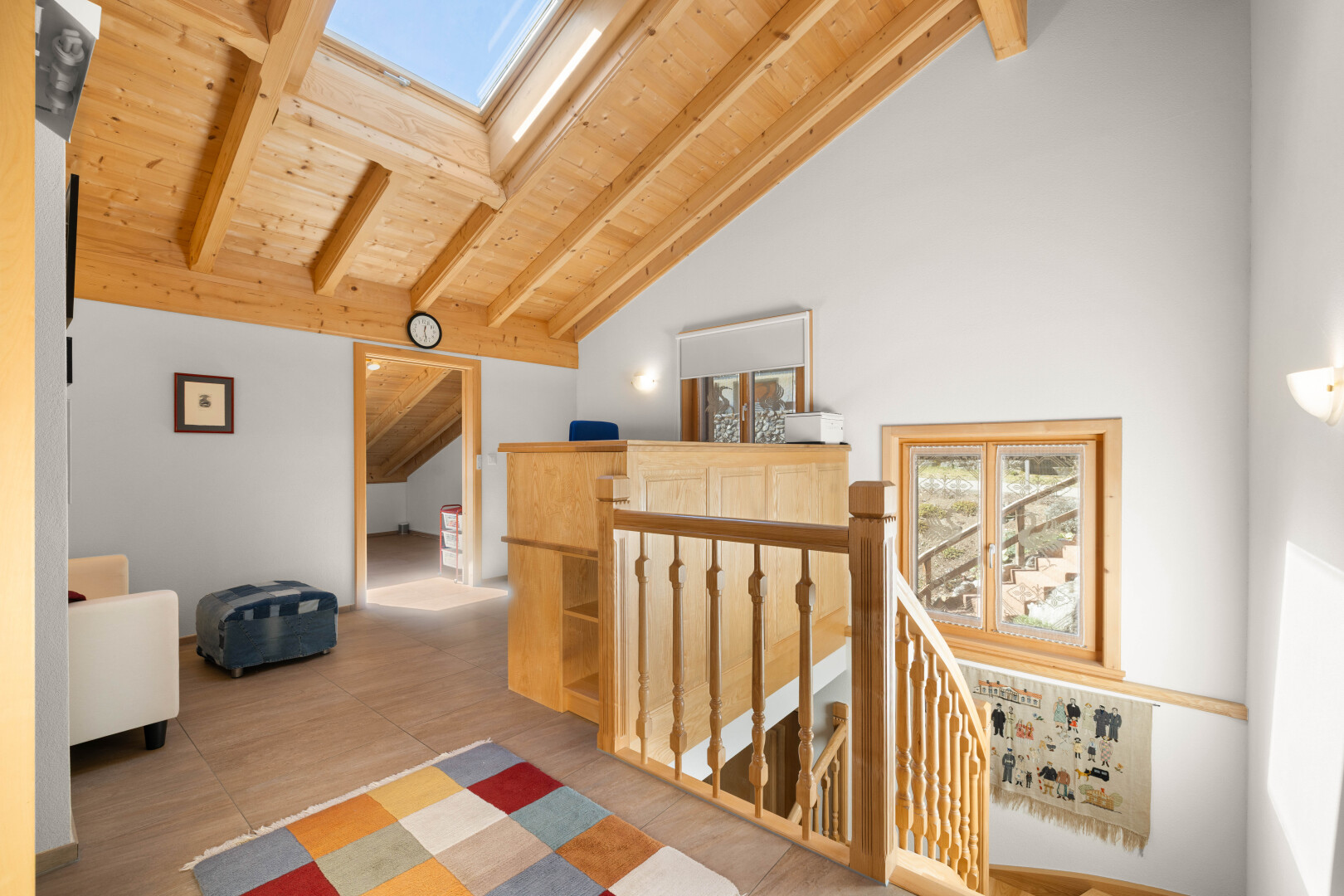 couloir avec plafond à poutres, beamed ceiling, palier à l'étage, plafond en bois, et wood ceiling