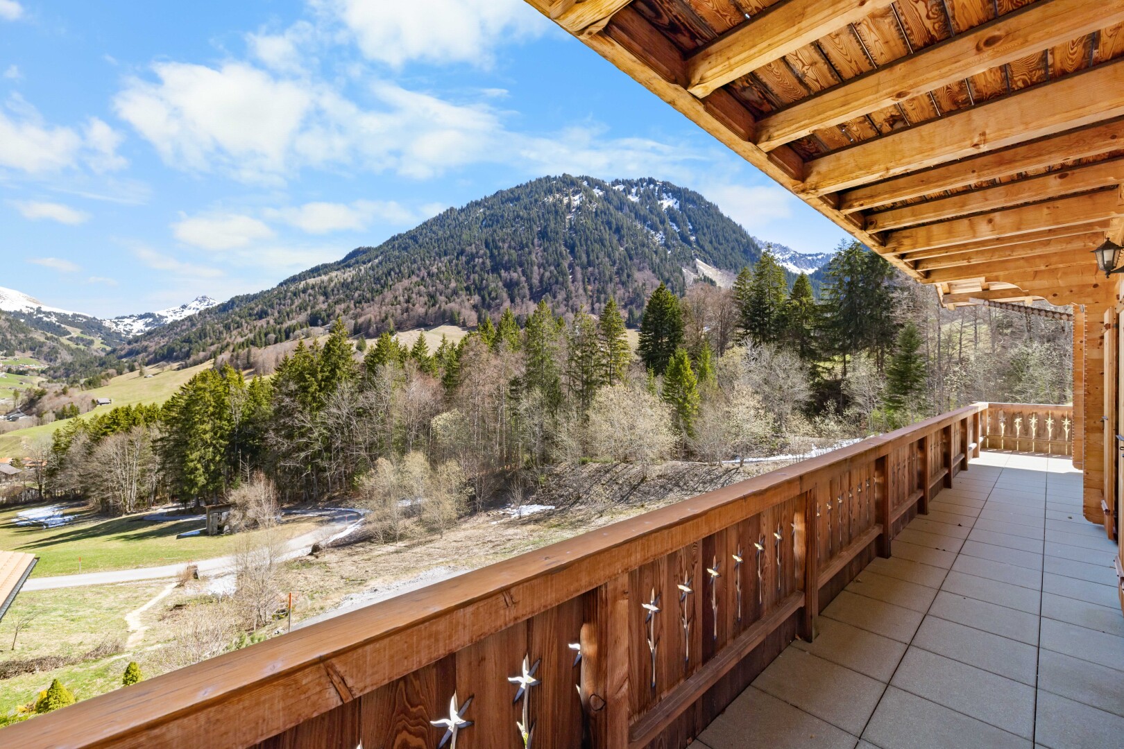 balcon avec from property, vue sur la montagne, mountain view, et day time