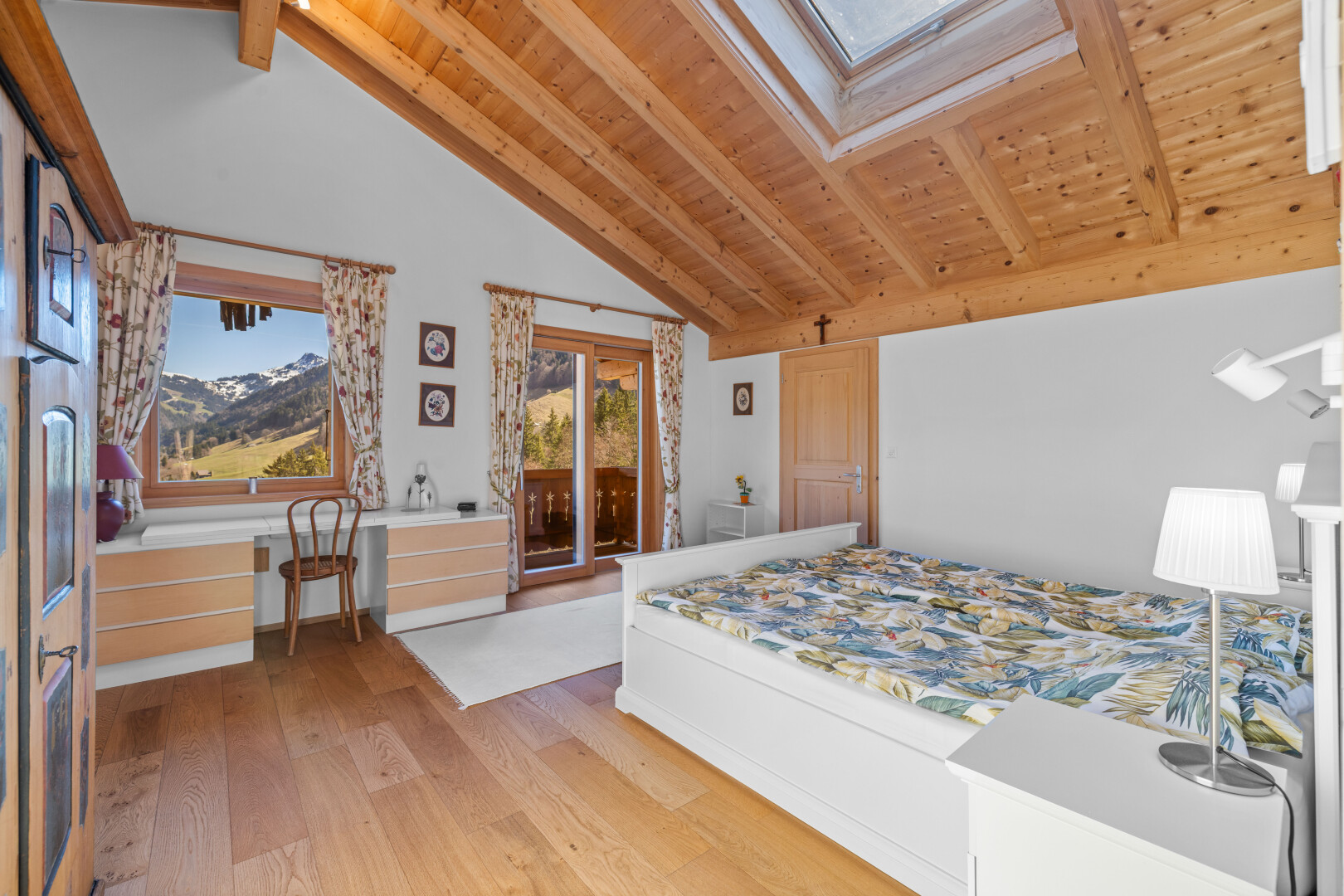 chambre avec plafond en bois, wood ceiling, plafond à poutres, beamed ceiling, et inside property