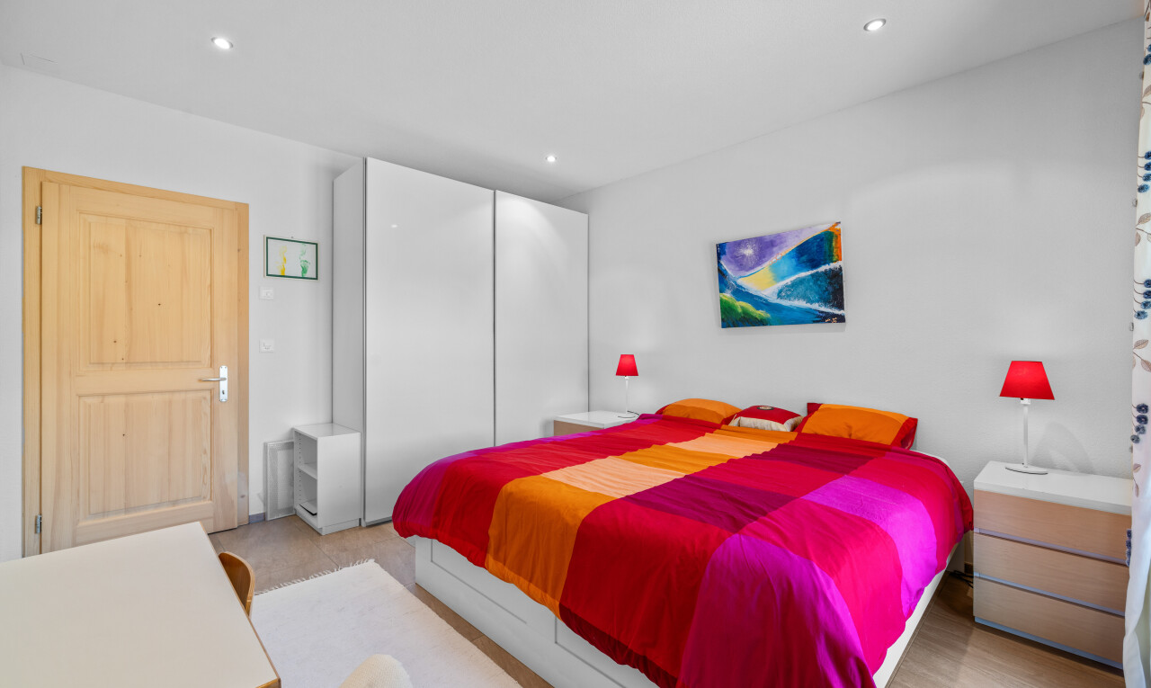 chambre avec cloison sèche, drywall, inside property, light floor, et sol en finition bois