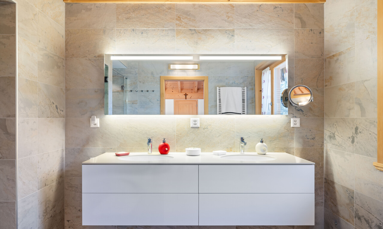salle de bains avec double vasque, salle de bain complète, inside property, chauffe-serviettes, et évier