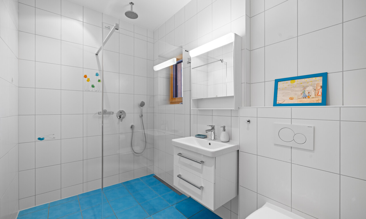 salle de bains avec mur en carrelage, tile wall, lavabo (ou coiffeuse selon le contexte), salle de bain complète, et miroir