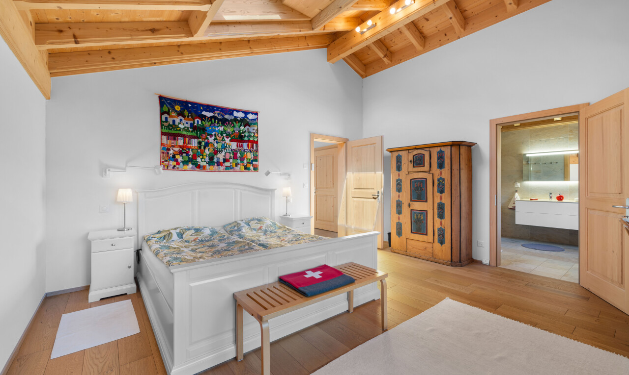 chambre avec sol en finition bois, wood finish floor, cloison sèche, drywall, et inside property