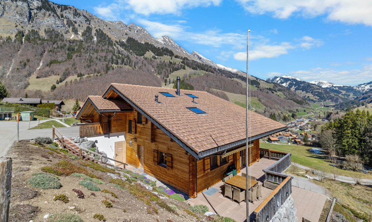 façade avec vue sur la montagne, mountain view, terrasse, drone view, et day time