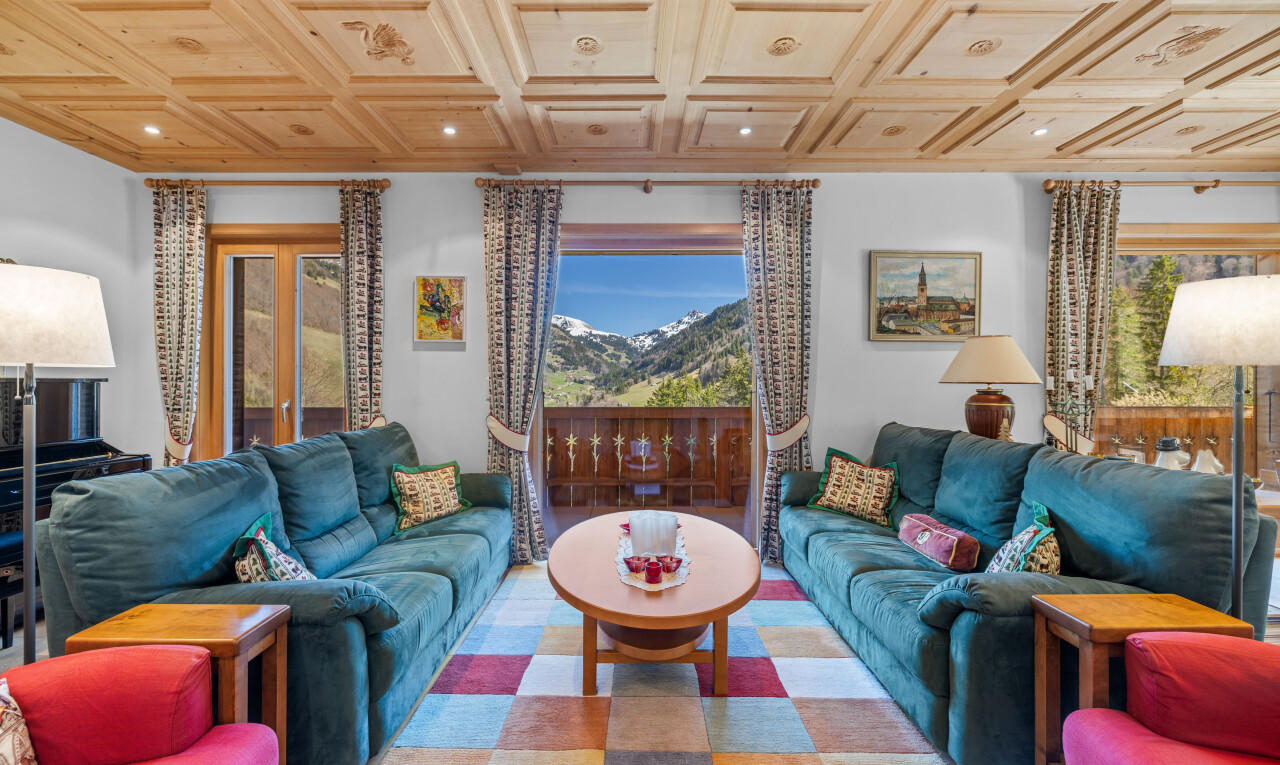 salon avec drywall, cloison sèche, inside property, day time, et mountain view