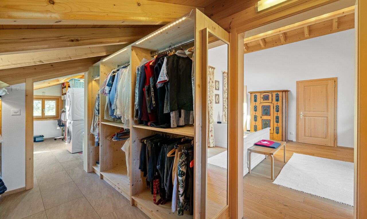 dressing avec lave-linge et sèche-linge superposés, light floor, vaulted ceiling, et plafond voûté