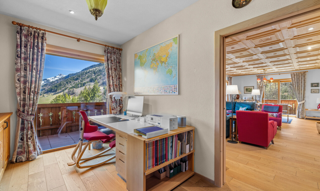 bureau avec inside property, wood finish floor, sol en finition bois, light floor, et recessed lighting