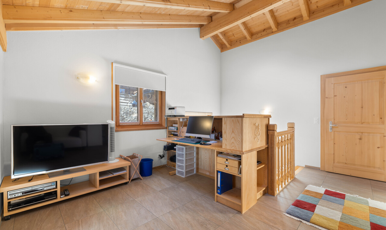 salon avec télévision, drywall, cloison sèche, inside property, et wood ceiling