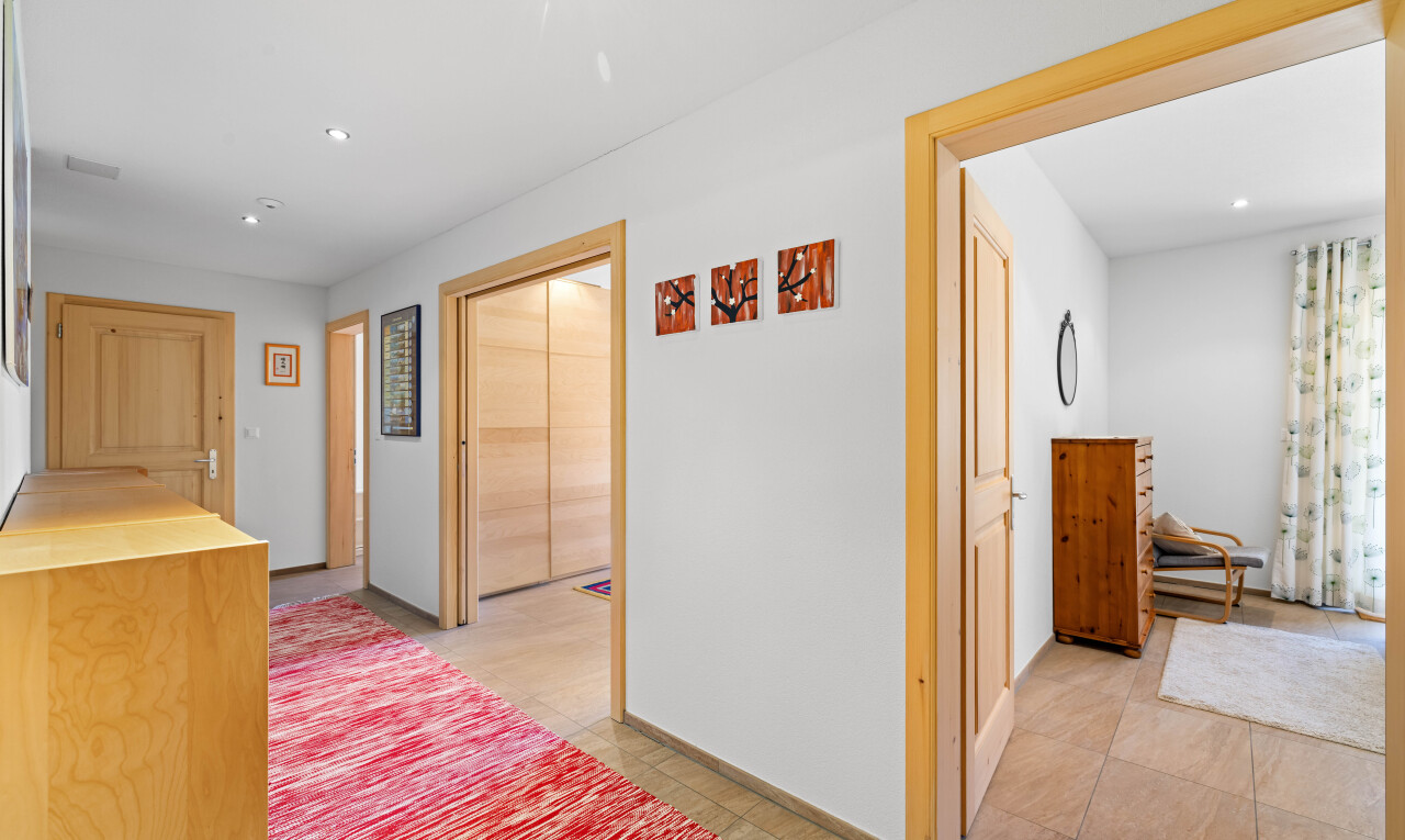 couloir avec inside property, drywall, cloison sèche, recessed lighting, et éclairage encastré