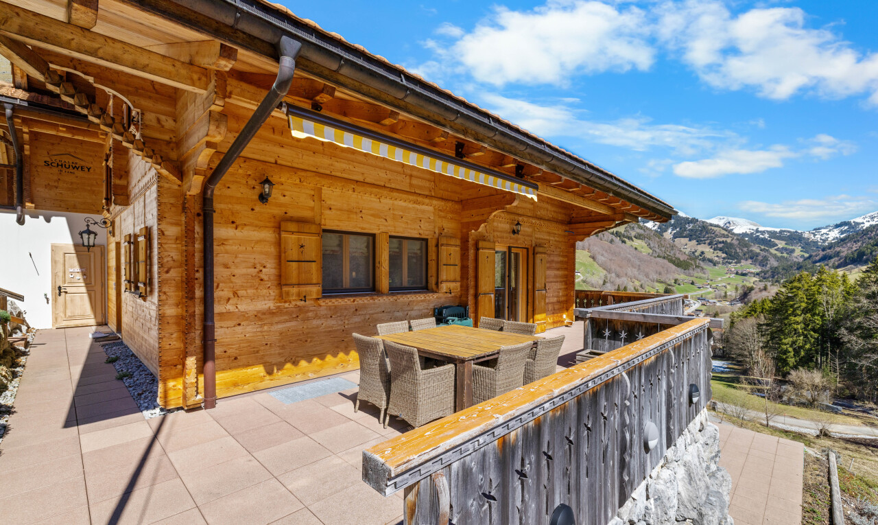 terrasse avec day time, vue sur la montagne, mountain view, coin repas extérieur, et property visible