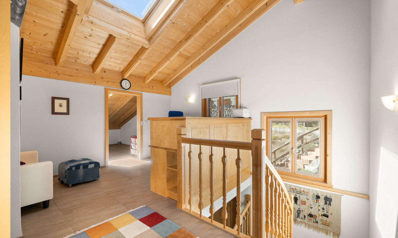 couloir avec plafond à poutres, beamed ceiling, palier à l'étage, plafond en bois, et wood ceiling