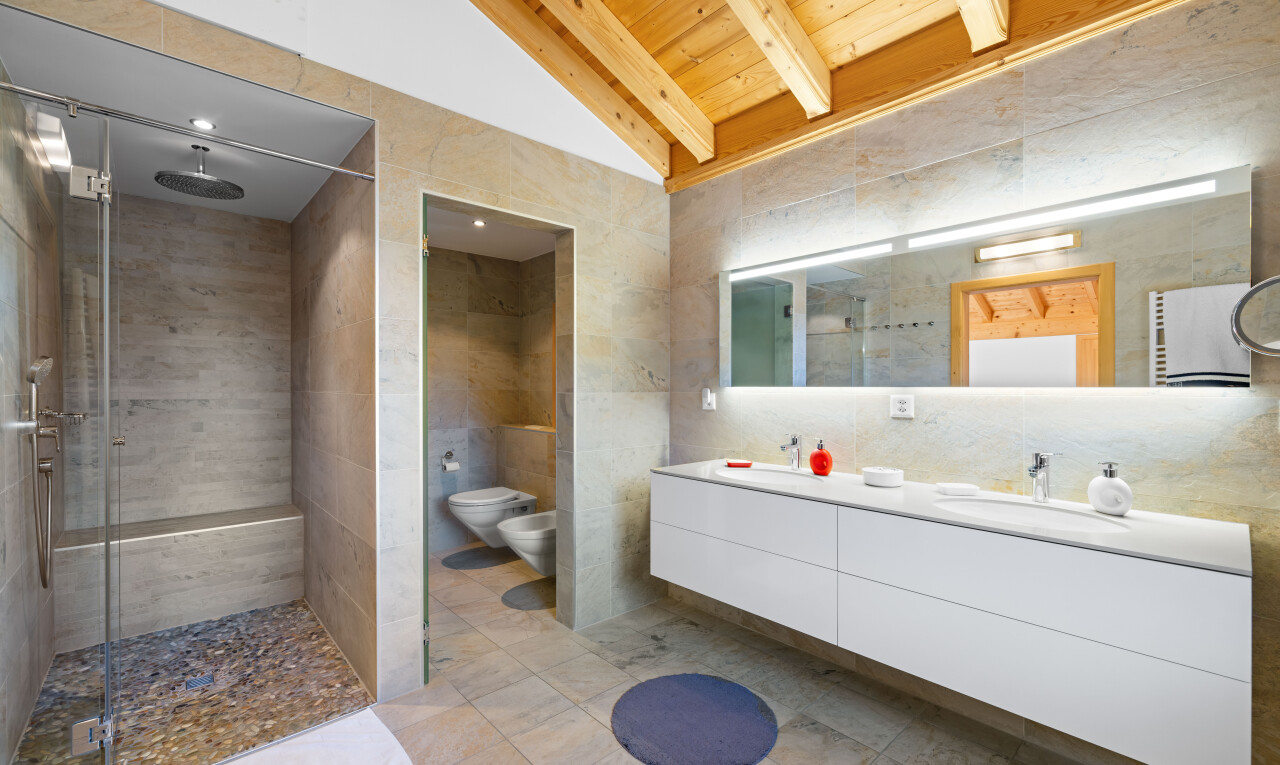 salle de bains avec double vasque, bidet, wood ceiling, plafond en bois, et vaulted ceiling