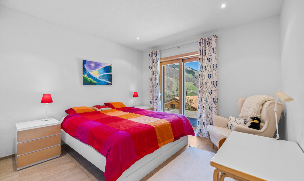 chambre avec accès à l'extérieur, drywall, cloison sèche, inside property, et natural light