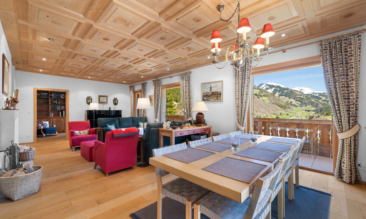 salon / salle à manger avec day time, wood finish floor, sol en finition bois, inside property, et natural light